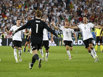 שחקני גרמניה חוגגים את הניצחון (צילום: רויטרס)