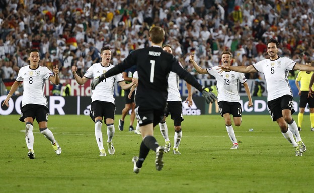 שחקני גרמניה חוגגים את הניצחון (צילום: רויטרס)
