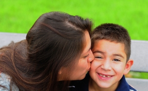 אמא מנשקת ילד (צילום: Beth Swanson, Shutterstock)