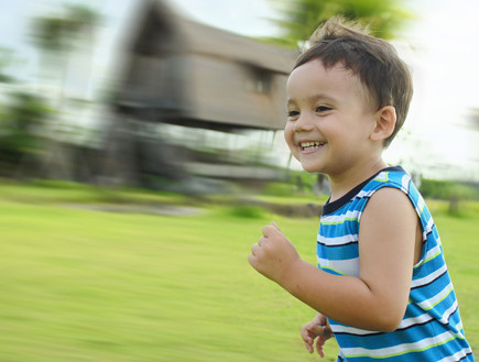 ילד רץ (צילום: Odua Images, Shutterstock)