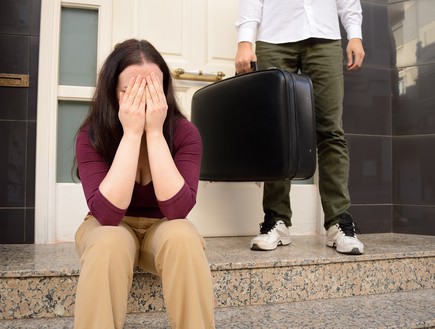 אישה בוכה כאשר גבר עוזב את הבית (אילוסטרציה: Shutterstock)