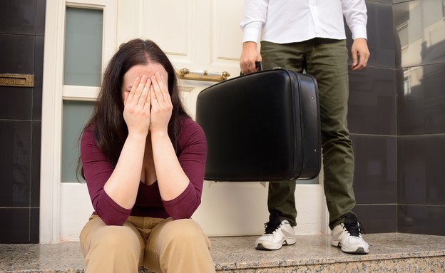 אישה בוכה כאשר גבר עוזב את הבית (אילוסטרציה: Shutterstock)