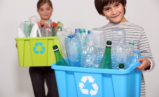 ילדים ממחזרים בקבוקי פלסטיק (צילום: Shutterstock)