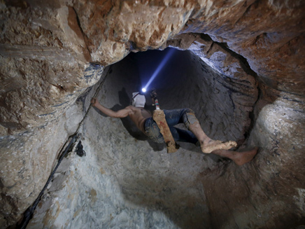 שיקום המנהרות בעזה (צילום: רויטרס)