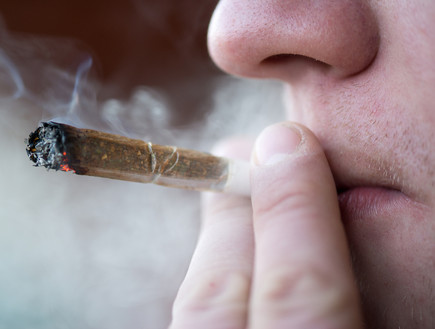 אדם מעשן (צילום: Shutterstock)