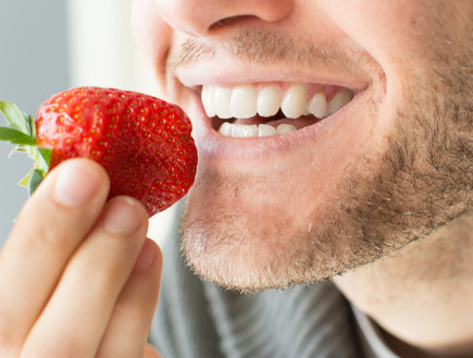 גבר אוכל תות (צילום: Shutterstock)