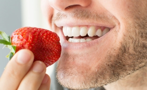 גבר אוכל תות (צילום: Shutterstock)