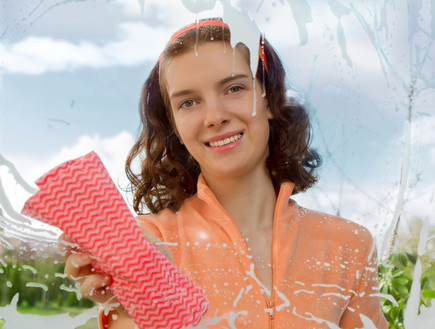 אשה מנקה חלון (צילום: Thinkstock)