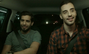 נדב מקפיץ את פאר טסי להופעה (צילום: מתוך חי בלילה, שידורי קשת)