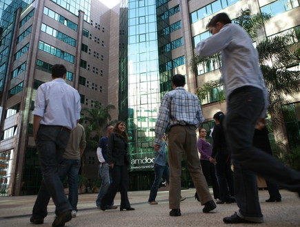 עובדים הולכים ברחוב מול משרדי אמדוקס בתל אביב (צילום: יוסי זמיר פלאש 90)