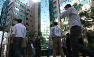 עובדים הולכים ברחוב מול משרדי אמדוקס בתל אביב (צילום: יוסי זמיר פלאש 90)