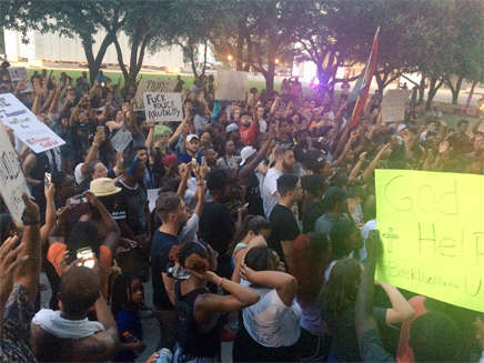 הפגנות בדאלאס, אתמול (צילום: רויטרס)