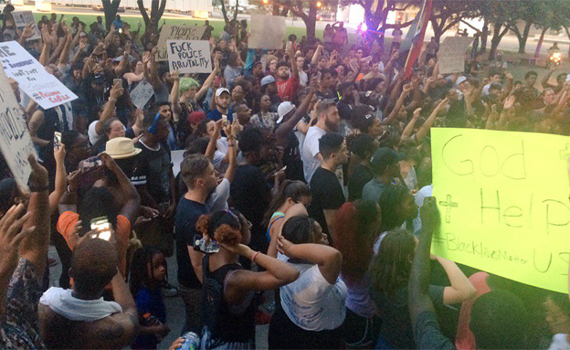 הפגנות בדאלאס, אתמול (צילום: רויטרס)