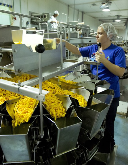 פס ייצור החטיפים המלוחים במפעל שטראוס בשדרות, 2014 (צילום: משה שי לפלאש 90)