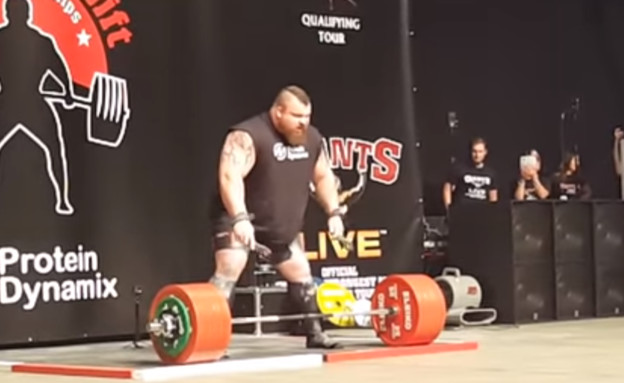 מרים משקולת של 500 קילו (צילום: יוטיוב\Official Strongman)