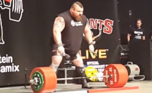 מרים משקולת של 500 קילו (צילום: יוטיוב\Official Strongman)