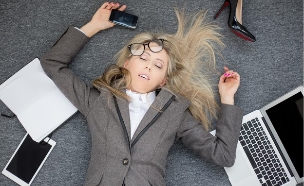 אשת עסקים שוכבת מותשת על הרציפה (אילוסטרציה: Shutterstock)