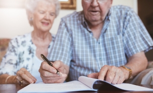 קשישים חותמים על צוואה (אילוסטרציה: Shutterstock)