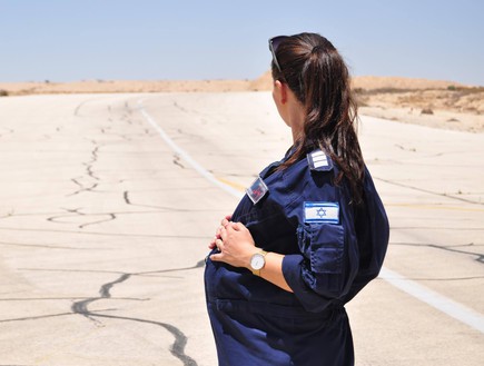 קצינת חימוש בהריון מתקדם (צילום: חיל האוויר)