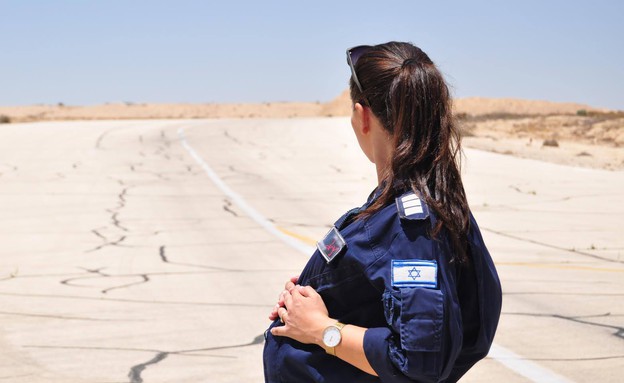 קצינת חימוש בהריון מתקדם (צילום: חיל האוויר)