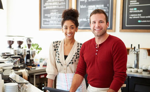 עובדים בבית קפה (אילוסטרציה: Shutterstock)