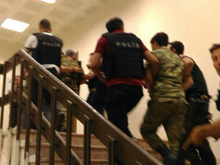 המשטרה עוצרת חיילים שהשתתפו בהפיכה בטורקיה (צילום: חדשות 2)