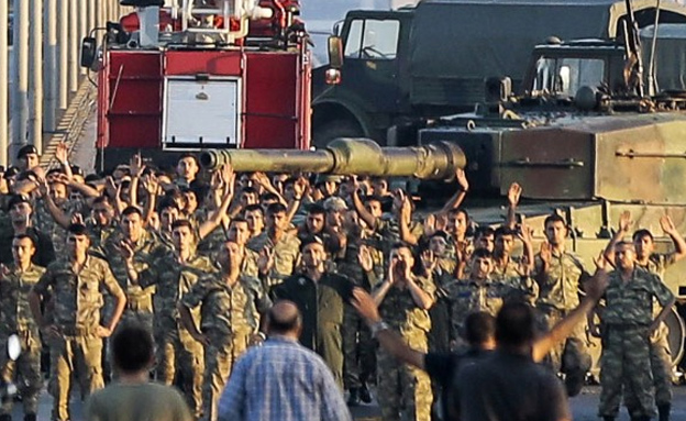 צפו: לאחר ניסיון ההפיכה - החיילים נכנעים (צילום: CNN)