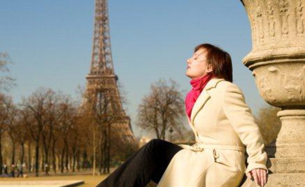 אישה צרפתייה על רקע מגדל אייפל (צילום: אימג'בנק / Thinkstock)