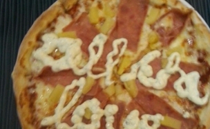 הפיצה החתומה כביכול על ידי הארי סטיילס (צילום: twitter, מעריב לנוער)
