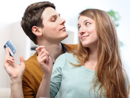 בני זוג מתווכחים על כסף (צילום: Shutterstock)