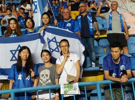 דגל ישראל מככב ביציעים בסין (צילום: ספורט 5)