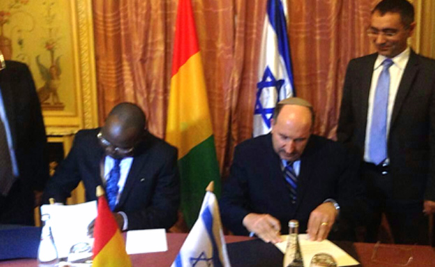 גולד וקבה חותמים על ההסכם בגינאה