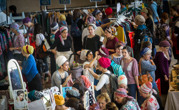 נשים קונות ביריד הלבשה לנשים בלבד בירושלים (צילום: מרים אלסטר לפלאש 90)