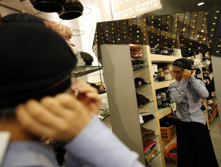 אישה חרדית בחנות כובעים בבני ברק (צילום: מרים אלסטר לפלאש 90)