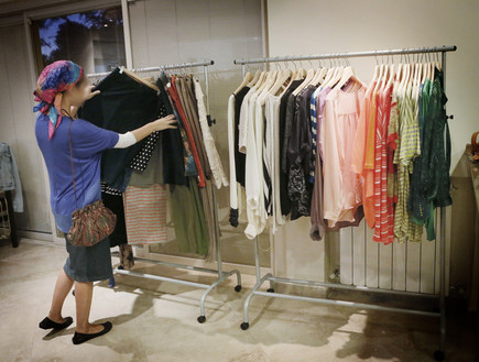 אישה חרדית קונה בגדים (צילום: מרים אלסטר לפלאש 90)
