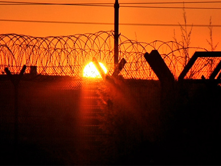 הסוהרים והאסירים רוצים לעצור את המעגל (צילום: חדשות 2)