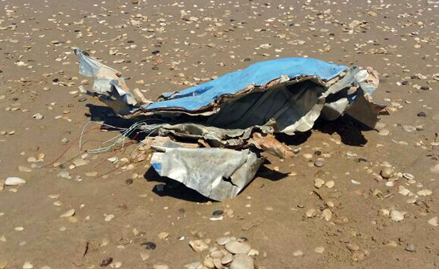 שברי המטוס המצרי שנמצאו בחופי חיפה