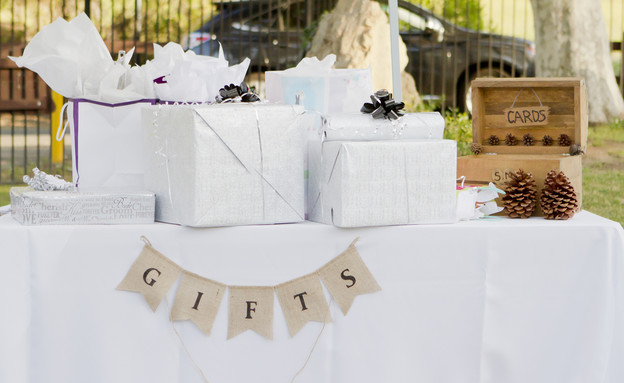מתנות חתונה (צילום: Jayme Burrows, Shutterstock)