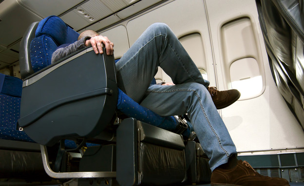 מקום לרגליים במטוס (צילום: Gena Melendrez, Shutterstock)
