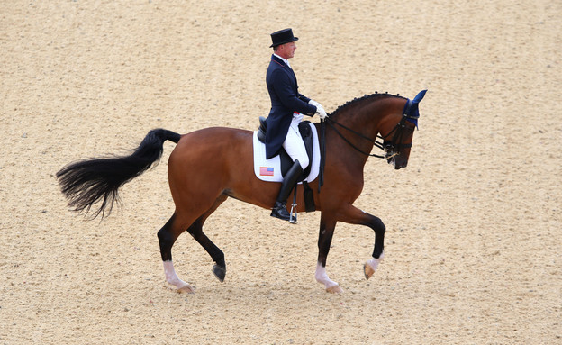 בלט עם סוסים - לא ברור מי נהנה מזה בלט עם סוסים - לא ברור מי נהנה מזה