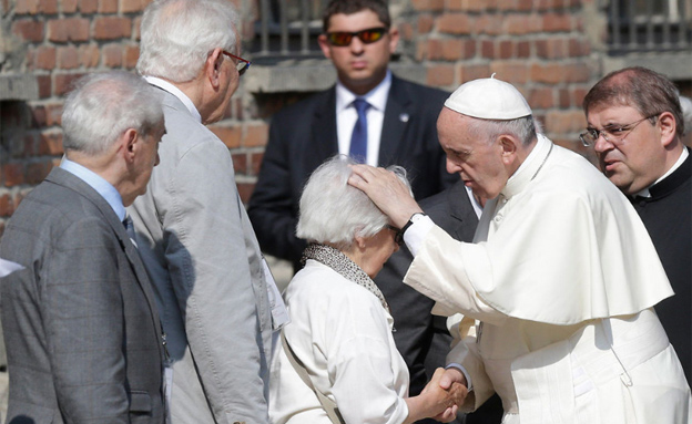 האפיפיור עם ניצולי שואה (צילום: רויטרס)