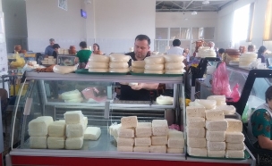 דוכן לממכר גבינות בבטומי (צילום:  שמעון איפרגן)