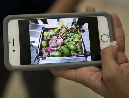 מזוודה מלאה בירקות ופירות בנתב"ג