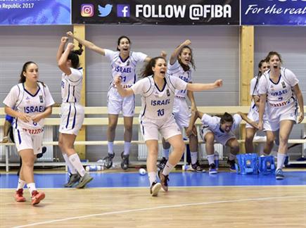 חגיגות הניצחון. נבחרת הנערות (FIBA) (צילום: ספורט 5)