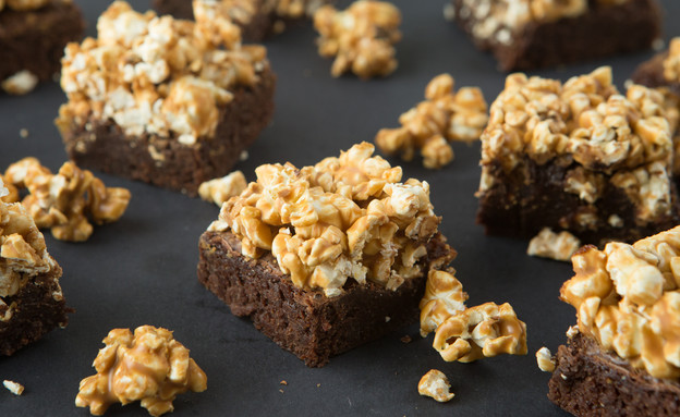 בראוניז פאדג' בציפוי פופקורן לוטוס - בתבנית