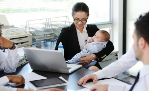 אשת עסקים מטפלת בתינוק בעבודה (אילוסטרציה: Shutterstock)