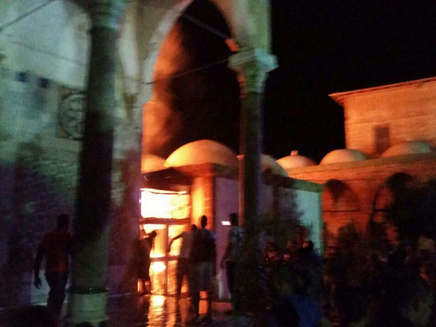 שריפה במסגד בעכו, הרקע נבדק (צילום: תחנת כיבוי זבולון)