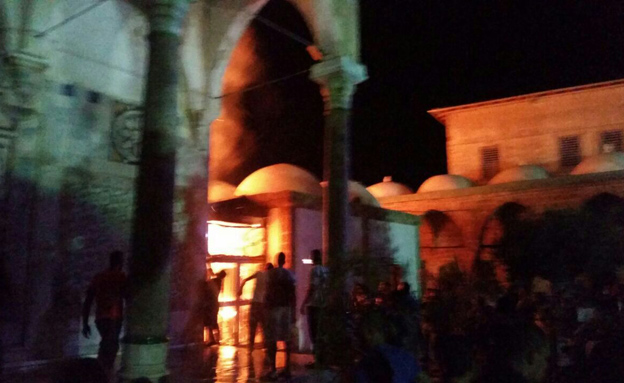 שריפה במסגד בעכו, הרקע נבדק (צילום: תחנת כיבוי זבולון)