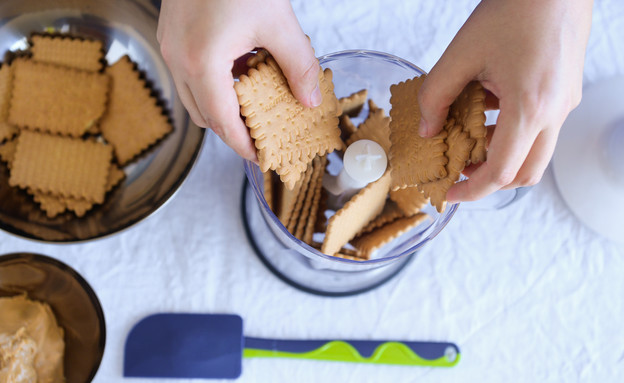 ריבועי שוקולד וחמאת בוטנים ללא אפייה