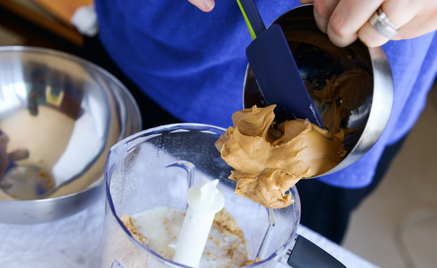 ריבועי שוקולד וחמאת בוטנים ללא אפייה